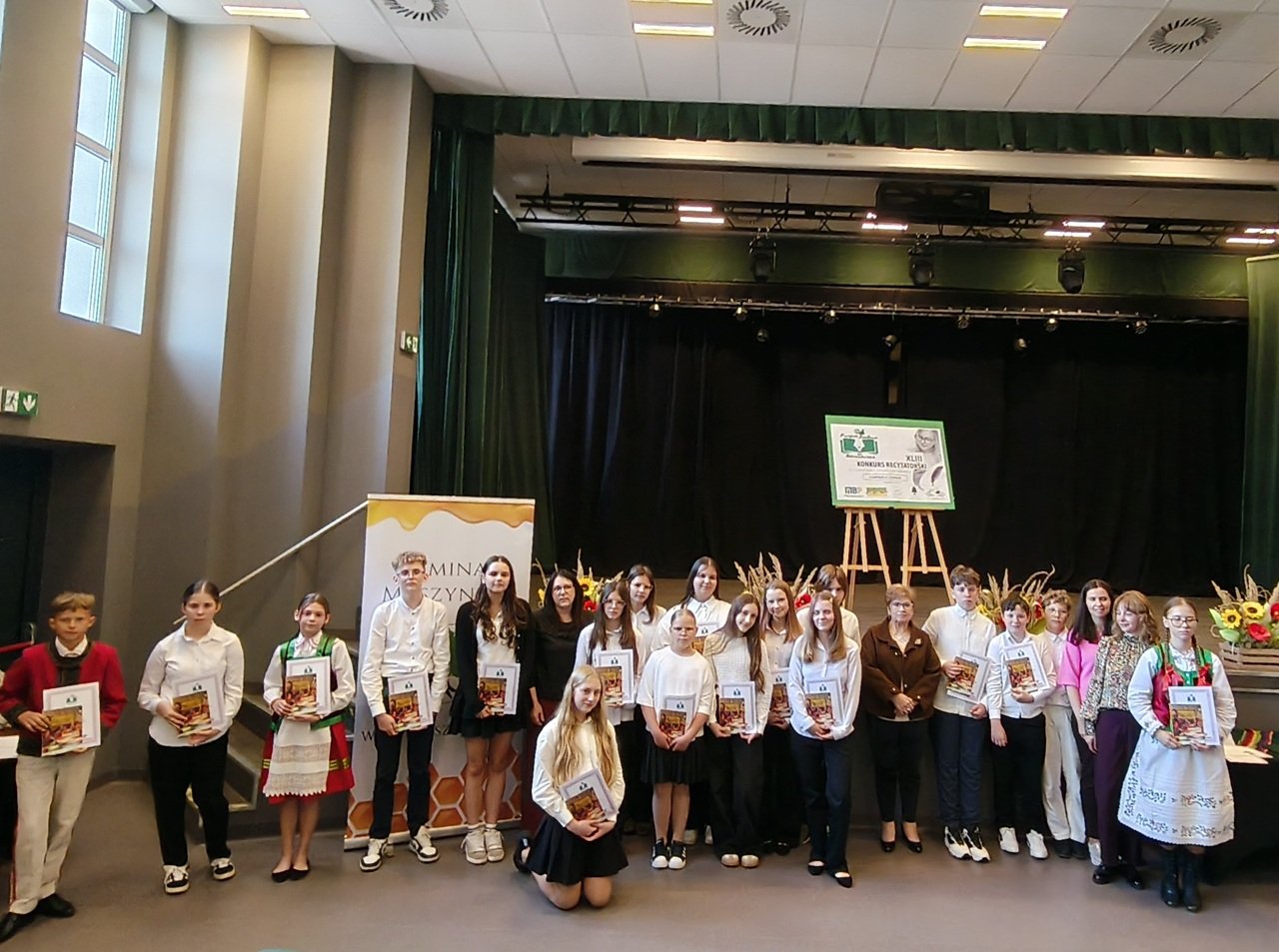 Zdjęcie grupowe z konkursu recytatorskiego